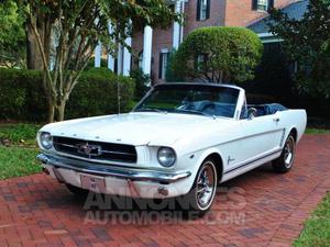 Ford Mustang Convertible blanc laqué