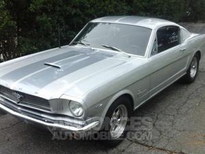 Ford Mustang fastback argent laqué