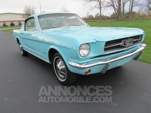 Ford Mustang fastback bleu clair laqué