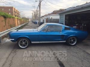 Ford Mustang fastback bleu laqué