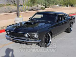 Ford Mustang fastback gris foncé laqué