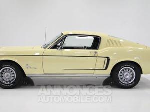 Ford Mustang fastback jaune laqué