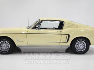 Ford Mustang fastback jaune laqué