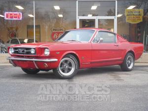 Ford Mustang fastback rouge laqué