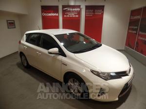 Toyota AURIS II HSD 136h Business 15 blanc clair