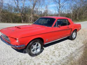 Ford Mustang coupé rouge laqué