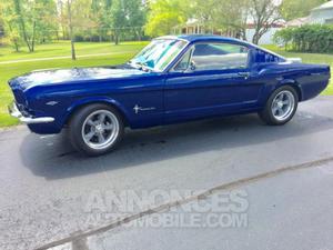 Ford Mustang fastback bleu laqué