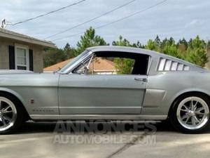 Ford Mustang fastback convertible argent laqué