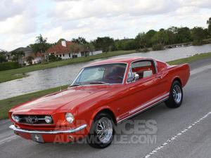 Ford Mustang fastback rouge laqué