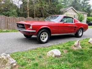 Ford Mustang fastback rouge laqué