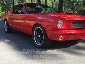 Ford Mustang fastback rouge laqué