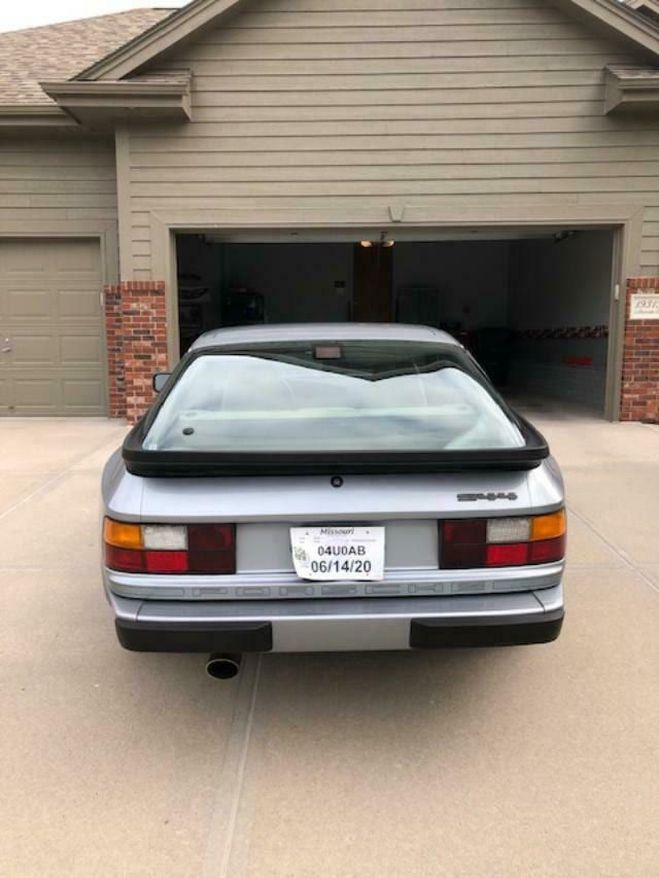 Porsche 944